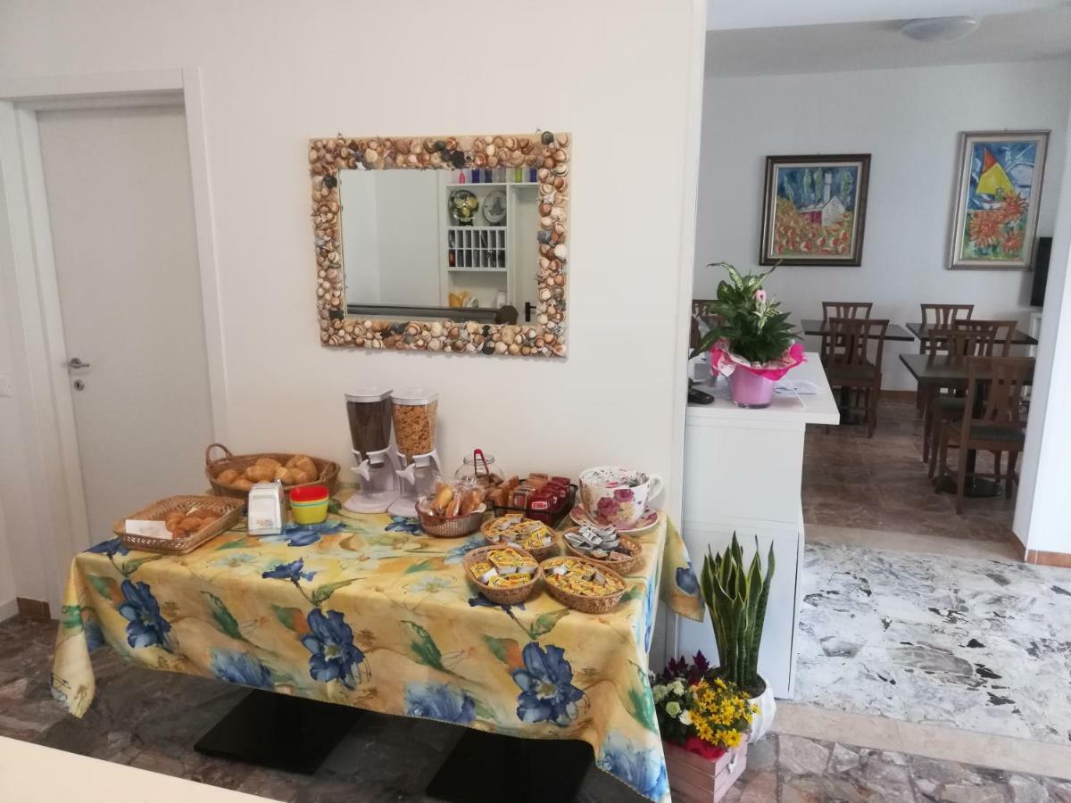 Albergo Elena Garni Caorle Exteriör bild