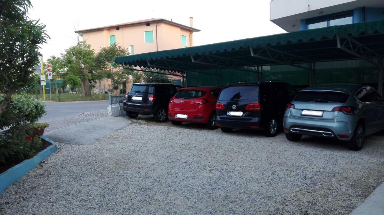 Albergo Elena Garni Caorle Exteriör bild