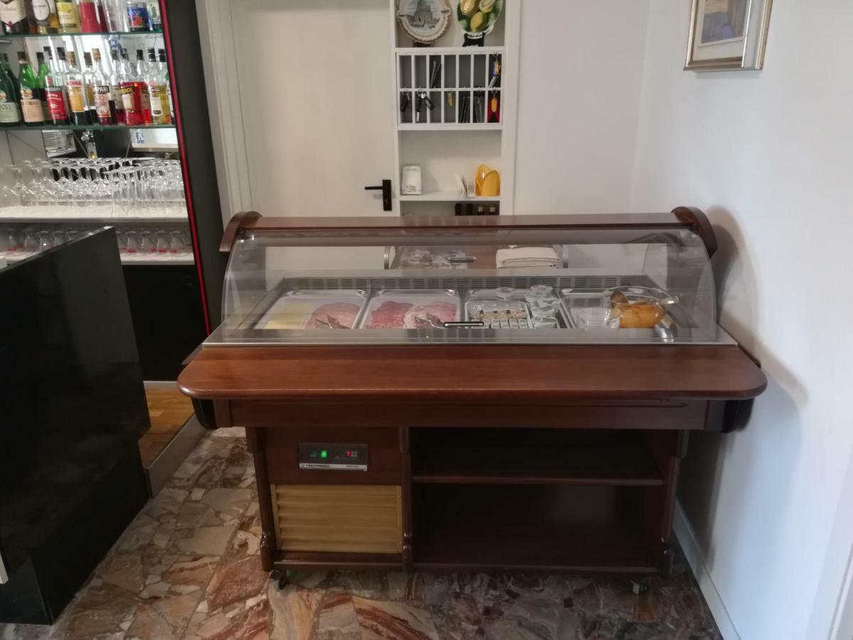 Albergo Elena Garni Caorle Exteriör bild